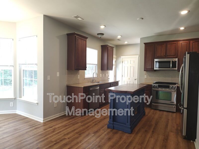 Gorgeous 3 bedroom, 2.5 bath home located in the Falcon Ridge Community! property image