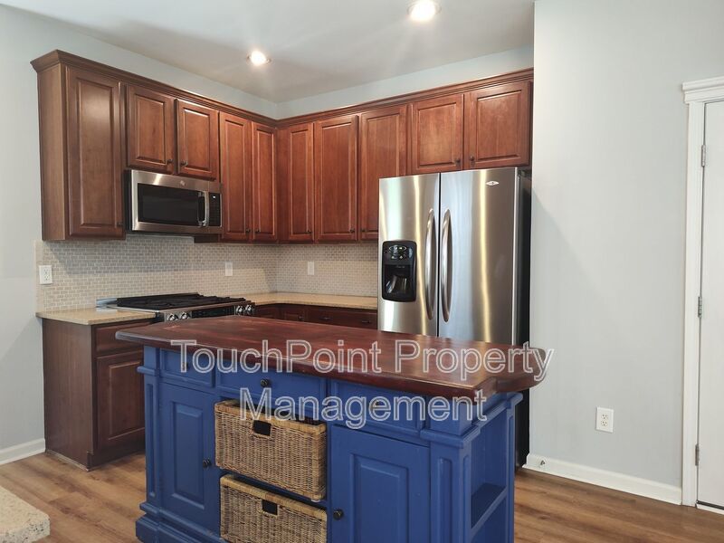 Gorgeous 3 bedroom, 2.5 bath home located in the Falcon Ridge Community! property image