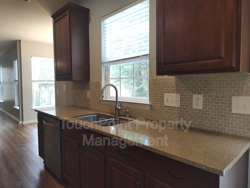 Gorgeous 3 bedroom, 2.5 bath home located in the Falcon Ridge Community! property image