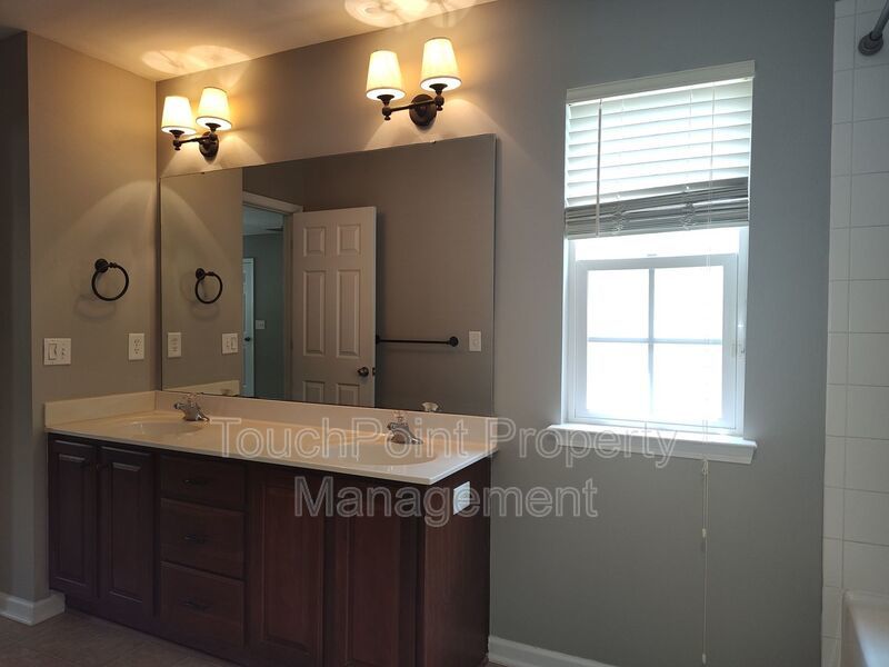 Gorgeous 3 bedroom, 2.5 bath home located in the Falcon Ridge Community! property image