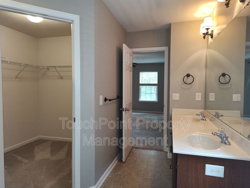 Gorgeous 3 bedroom, 2.5 bath home located in the Falcon Ridge Community! property image
