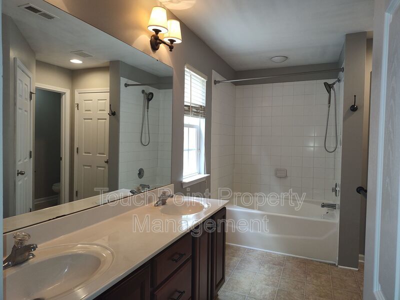 Gorgeous 3 bedroom, 2.5 bath home located in the Falcon Ridge Community! property image