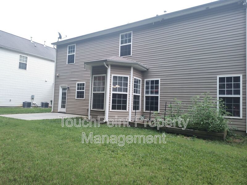 Gorgeous 3 bedroom, 2.5 bath home located in the Falcon Ridge Community! property image