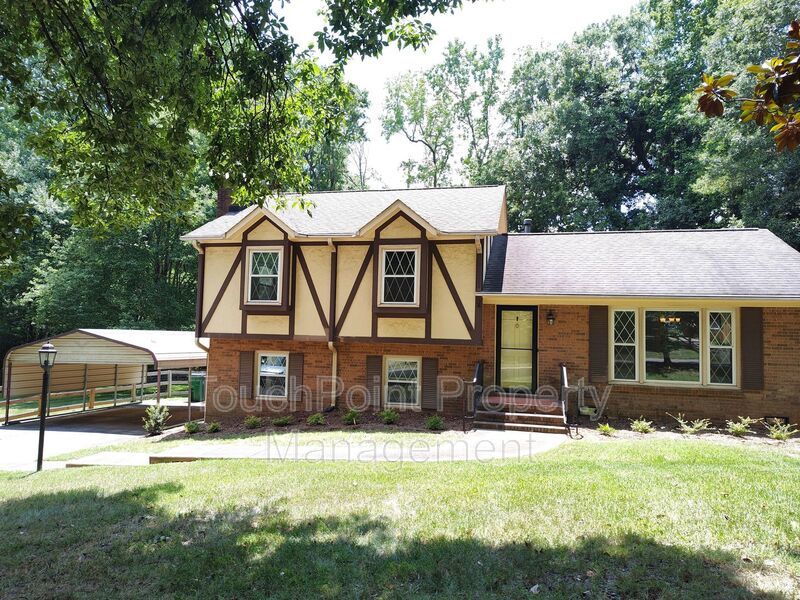 Charming split level home located in the Mcclintock Woods Community in Charlotte! property image