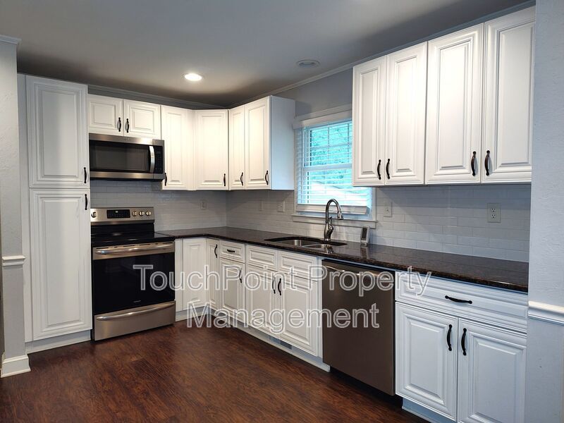 Charming split level home located in the Mcclintock Woods Community in Charlotte! property image