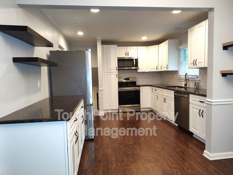 Charming split level home located in the Mcclintock Woods Community in Charlotte! property image