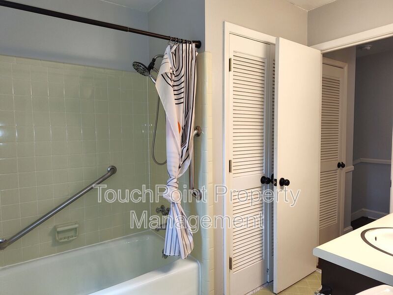 Charming split level home located in the Mcclintock Woods Community in Charlotte! property image