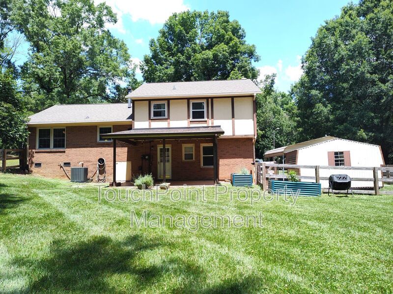 Charming split level home located in the Mcclintock Woods Community in Charlotte! property image