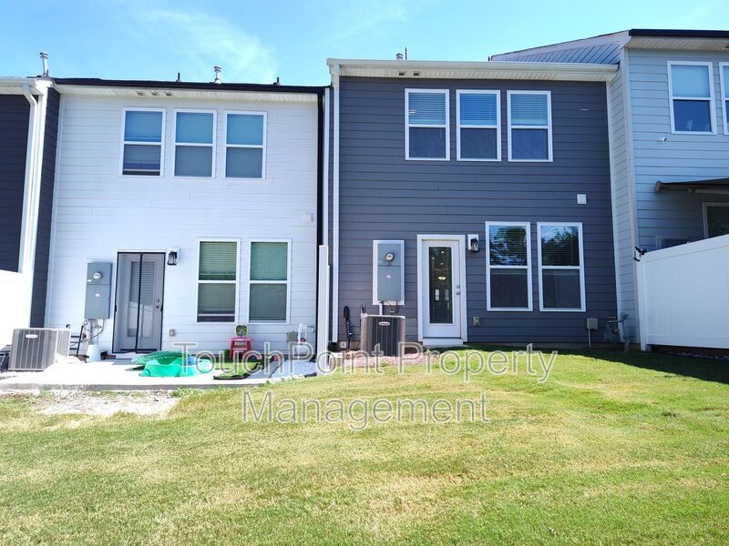 3 Bedroom, 2.5 Bath Townhome located in Paddlers Cove! property image