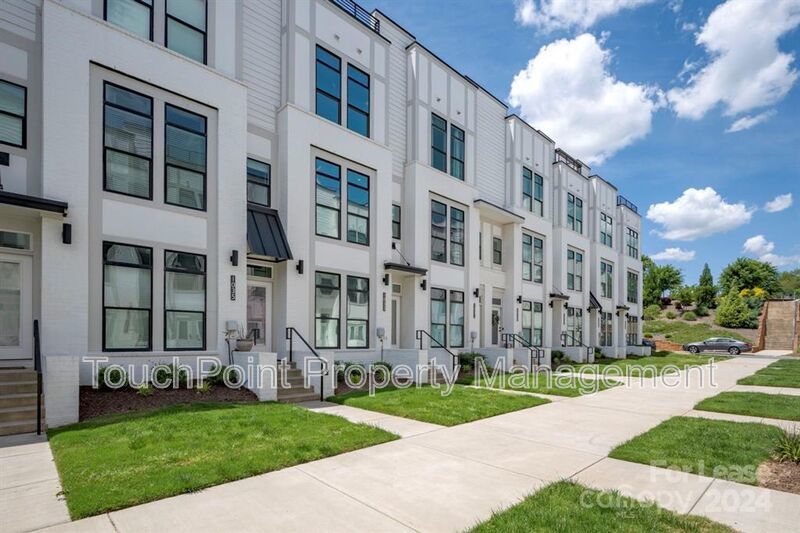 Gorgeous 3-story townhome located in Sky Terrace Towns! property image
