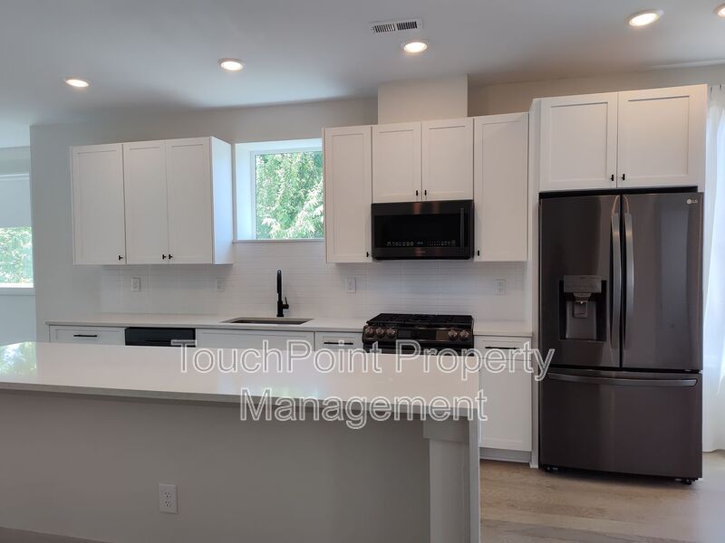 Gorgeous 3-story townhome located in Sky Terrace Towns! property image