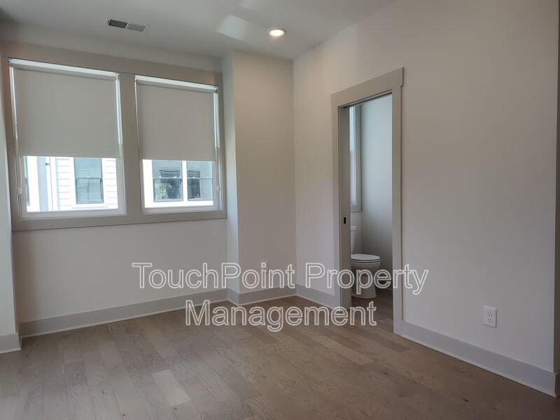 Gorgeous 3-story townhome located in Sky Terrace Towns! property image