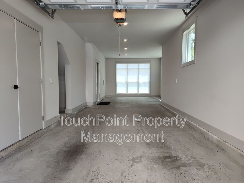 Gorgeous 3-story townhome located in Sky Terrace Towns! property image