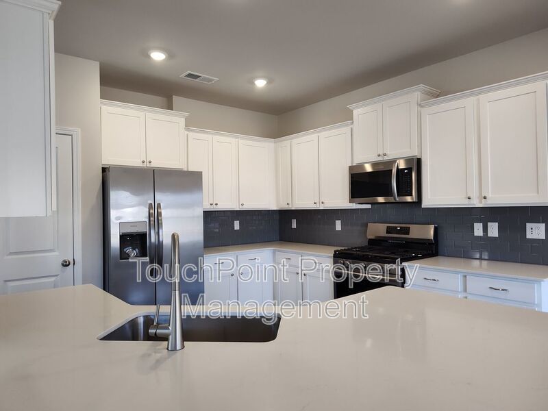 Beautiful 4 beds, 2.5 bath, 2-car garage home located in the Brightwater community! property image