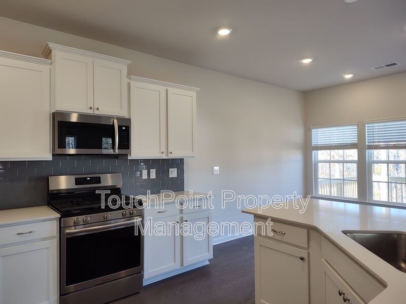 Beautiful 4 beds, 2.5 bath, 2-car garage home located in the Brightwater community! property image