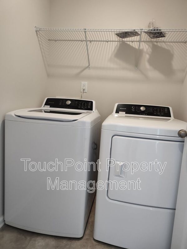 Beautiful 4 beds, 2.5 bath, 2-car garage home located in the Brightwater community! property image