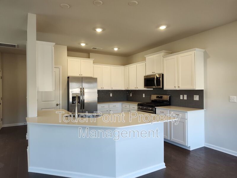 Beautiful 4 beds, 2.5 bath, 2-car garage home located in the Brightwater community! property image