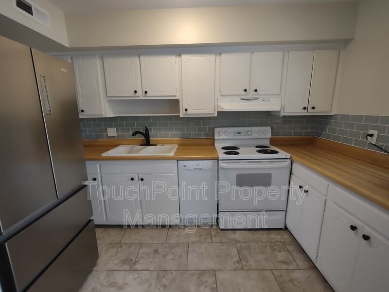 Cozy Condo located in McAlway Manor in Cotswold! property image