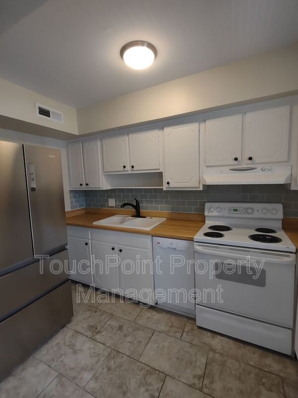 Cozy Condo located in McAlway Manor in Cotswold! property image