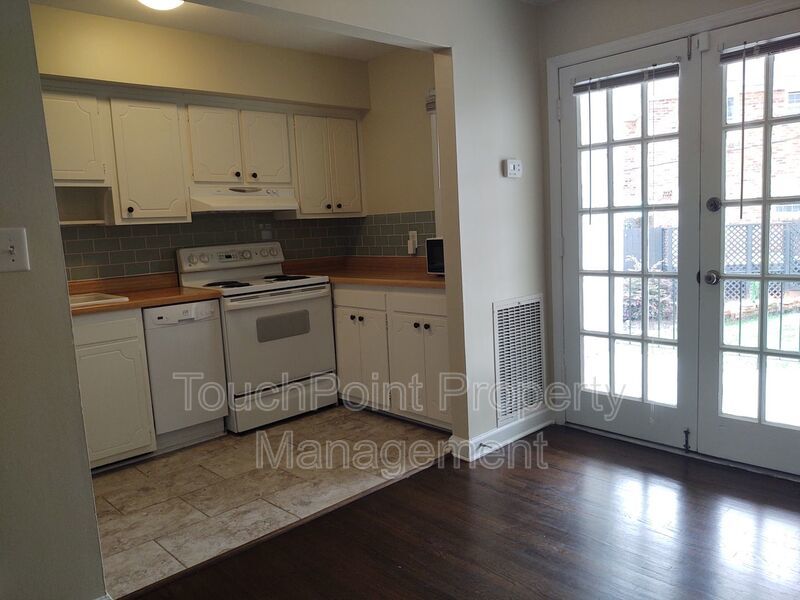 Cozy Condo located in McAlway Manor in Cotswold! property image