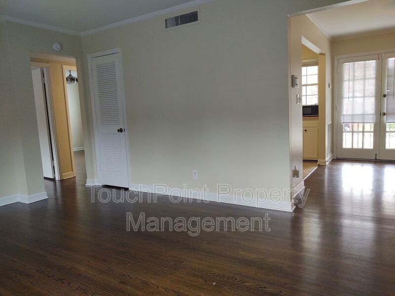 Cozy Condo located in McAlway Manor in Cotswold! property image