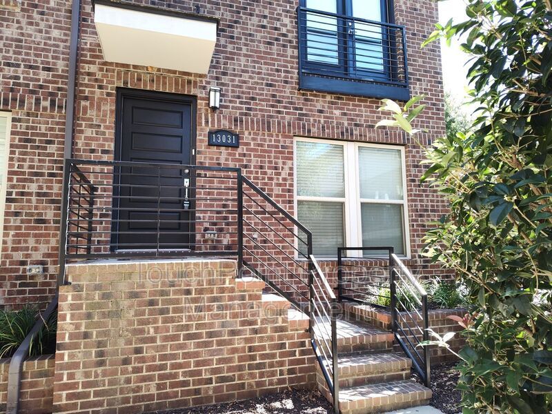 Modern End-Unit Townhome located in the Central Point Community. property image