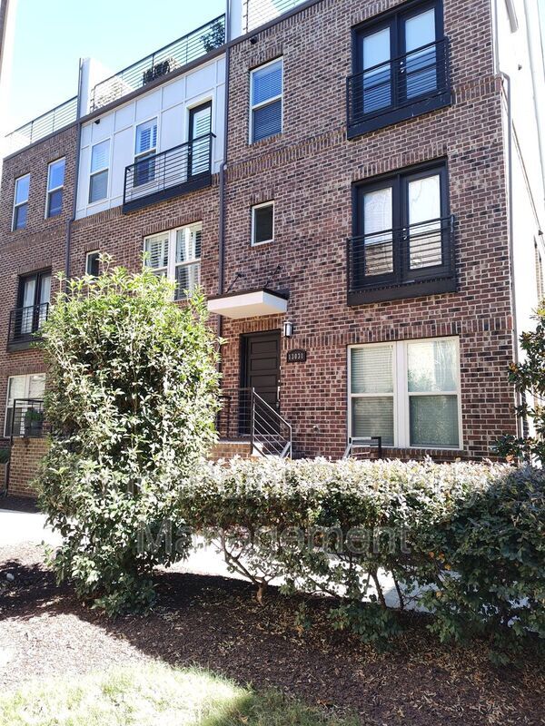 Modern End-Unit Townhome located in the Central Point Community. property image