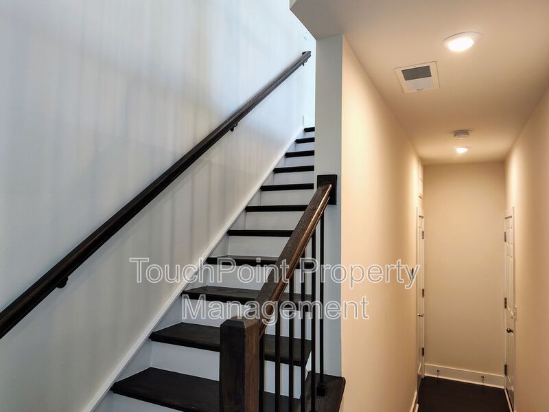 Modern End-Unit Townhome located in the Central Point Community. property image