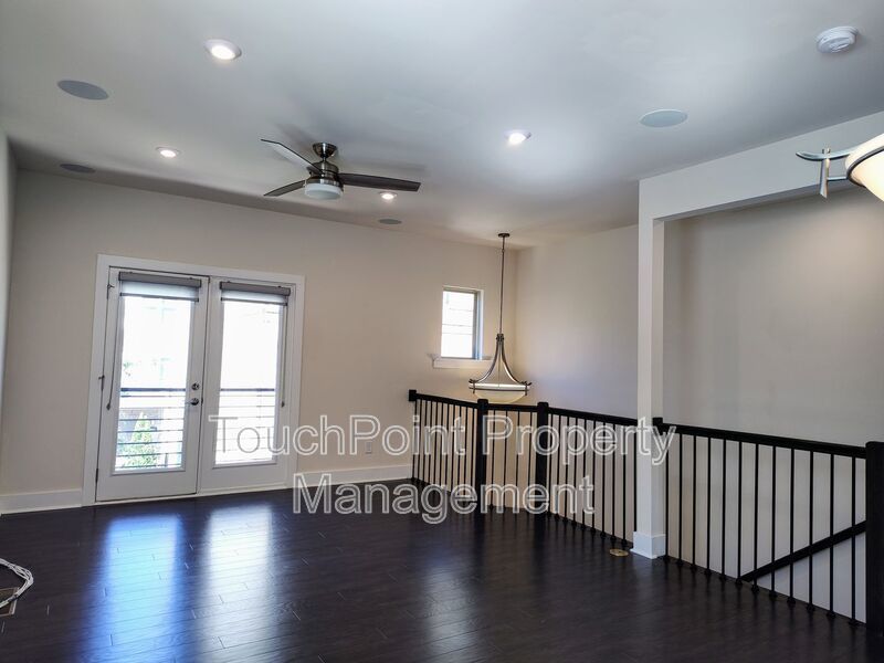 Modern End-Unit Townhome located in the Central Point Community. property image
