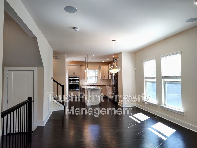 Modern End-Unit Townhome located in the Central Point Community. property image