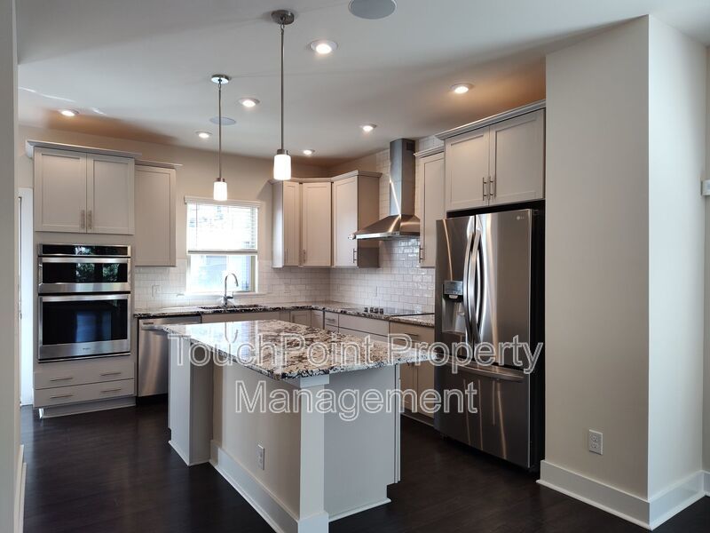 Modern End-Unit Townhome located in the Central Point Community. property image
