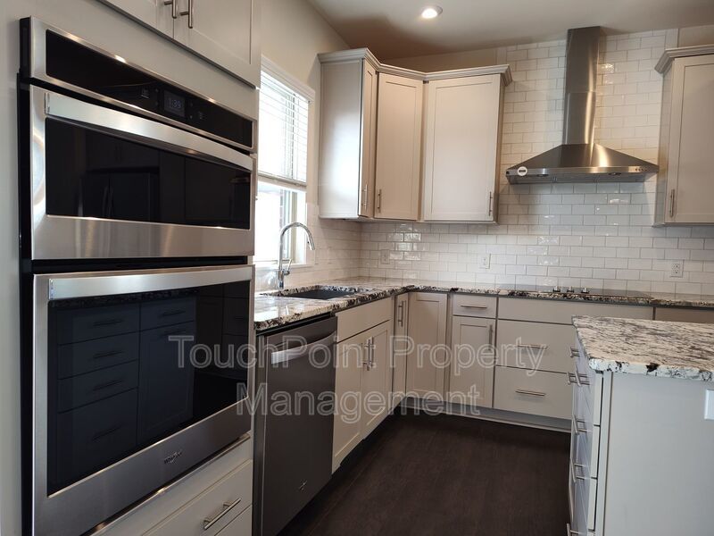 Modern End-Unit Townhome located in the Central Point Community. property image