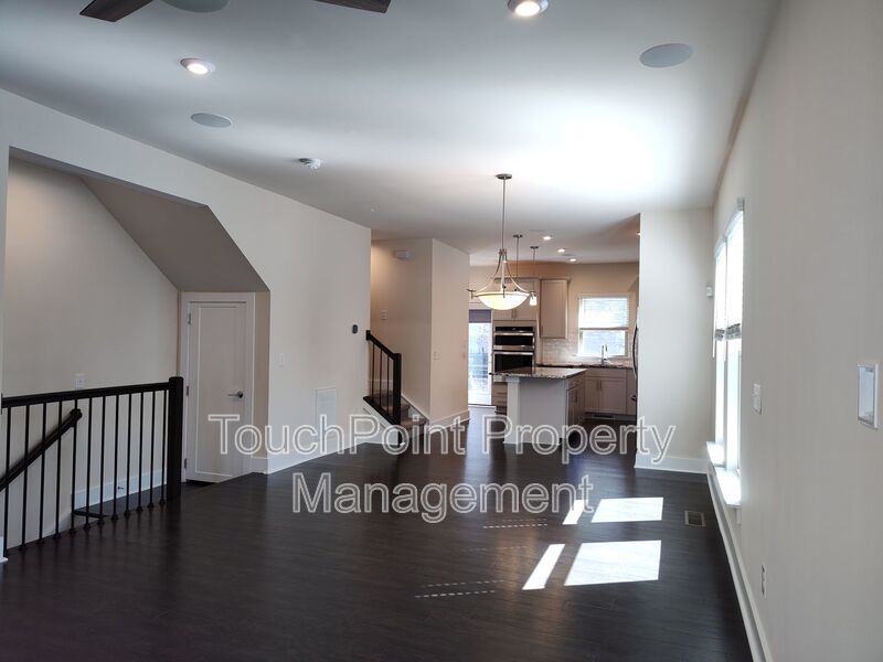 Modern End-Unit Townhome located in the Central Point Community. property image