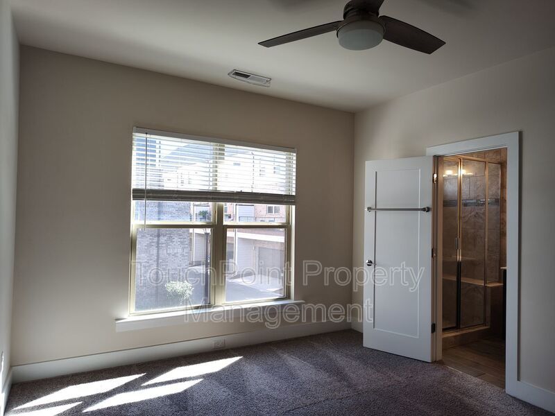 Modern End-Unit Townhome located in the Central Point Community. property image
