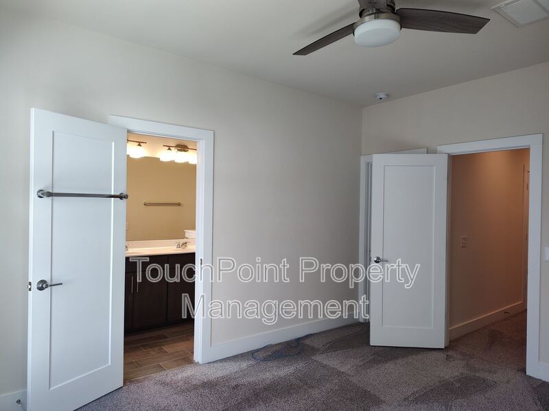 Modern End-Unit Townhome located in the Central Point Community. property image