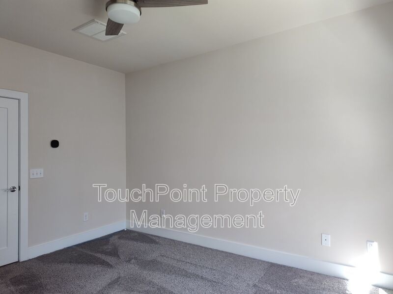 Modern End-Unit Townhome located in the Central Point Community. property image