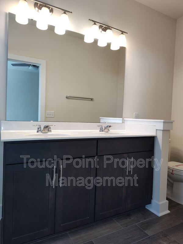 Modern End-Unit Townhome located in the Central Point Community. property image