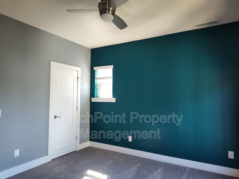 Modern End-Unit Townhome located in the Central Point Community. property image
