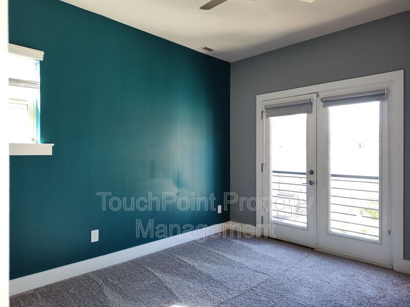 Modern End-Unit Townhome located in the Central Point Community. property image