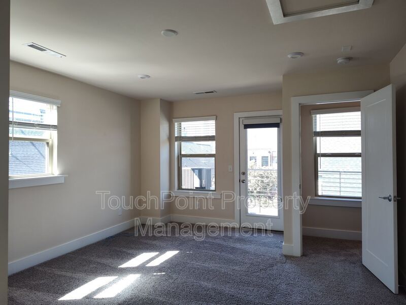 Modern End-Unit Townhome located in the Central Point Community. property image