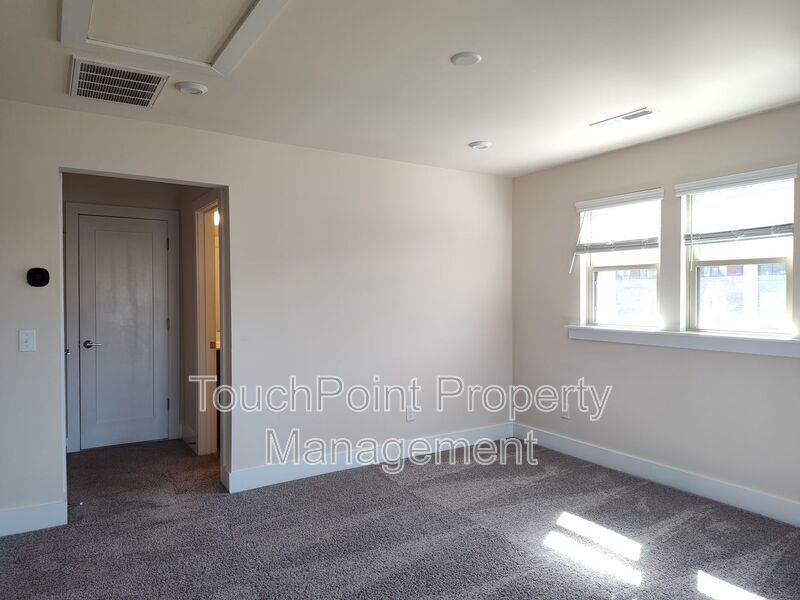 Modern End-Unit Townhome located in the Central Point Community. property image
