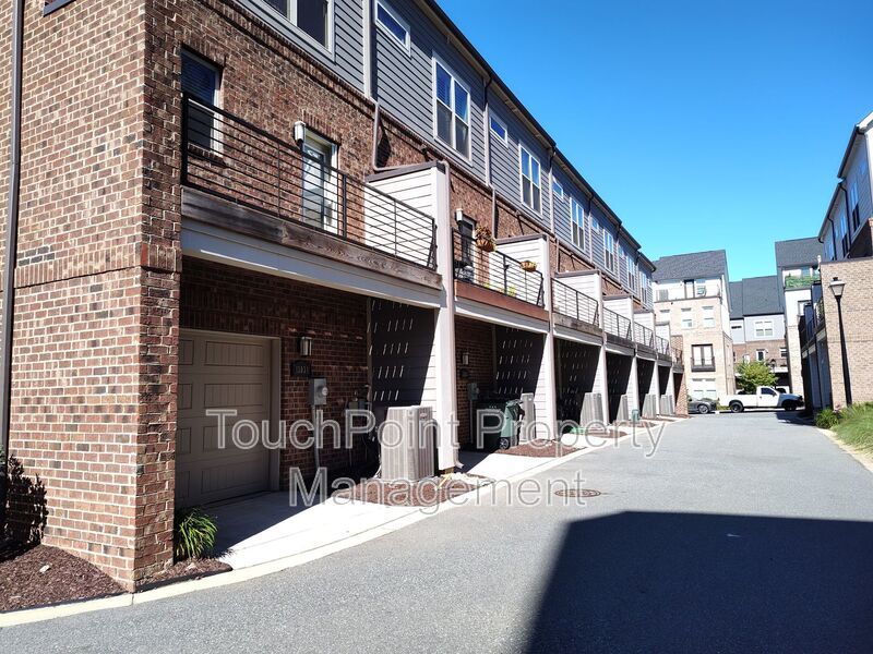Modern End-Unit Townhome located in the Central Point Community. property image