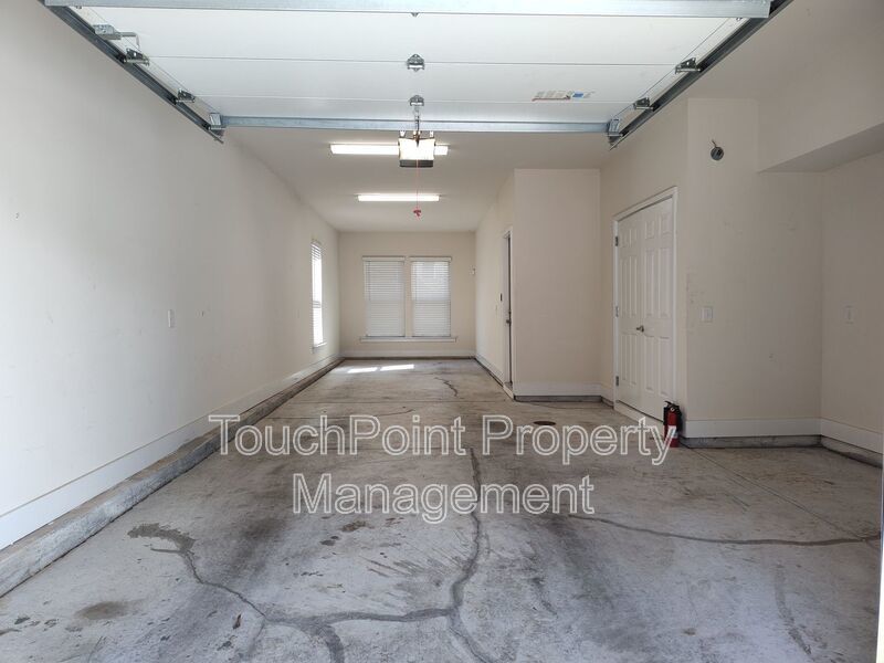 Modern End-Unit Townhome located in the Central Point Community. property image