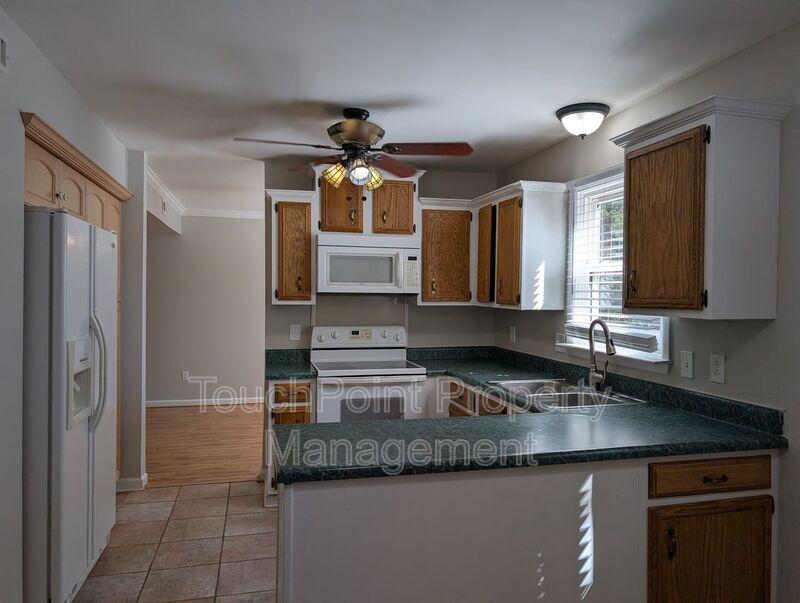 Cozy 2 story, 5 bedroom, 3.5 bathroom house located in Shadow Lakes! property image