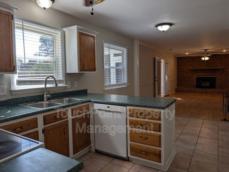 Cozy 2 story, 5 bedroom, 3.5 bathroom house located in Shadow Lakes! property image