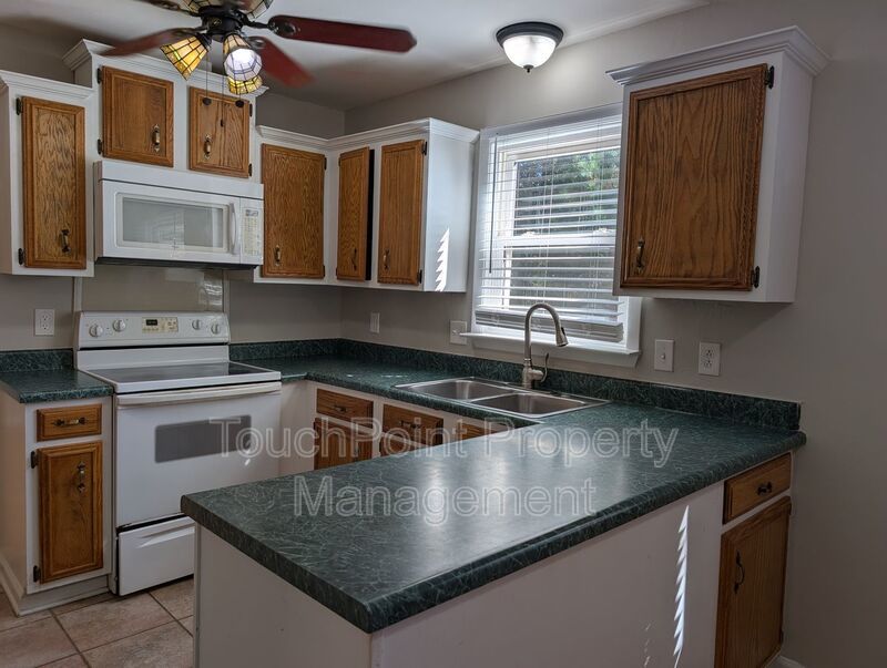 Cozy 2 story, 5 bedroom, 3.5 bathroom house located in Shadow Lakes! property image