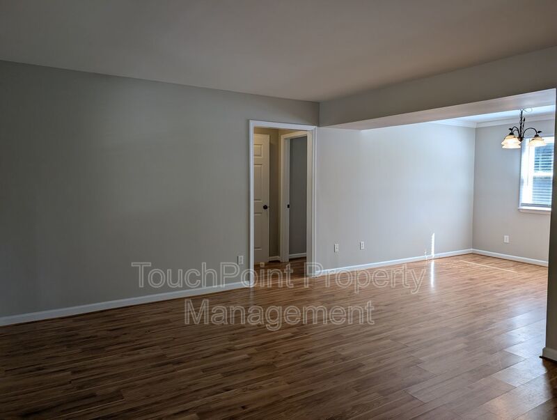 Cozy 2 story, 5 bedroom, 3.5 bathroom house located in Shadow Lakes! property image