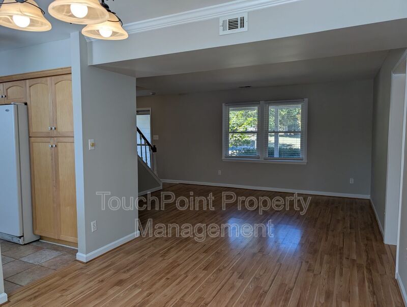 Cozy 2 story, 5 bedroom, 3.5 bathroom house located in Shadow Lakes! property image