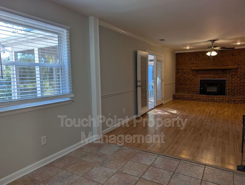 Cozy 2 story, 5 bedroom, 3.5 bathroom house located in Shadow Lakes! property image