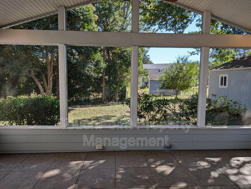 Cozy 2 story, 5 bedroom, 3.5 bathroom house located in Shadow Lakes! property image